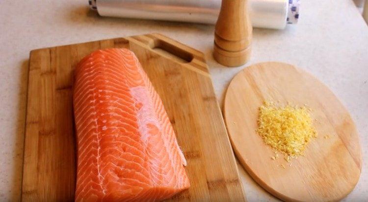 Wash salmon fillet, dry with napkins.