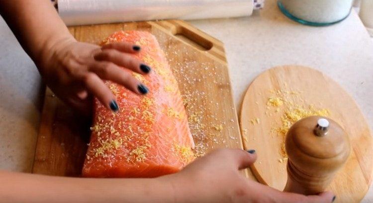 Saupoudrer le filet de poisson avec le zeste de citron.