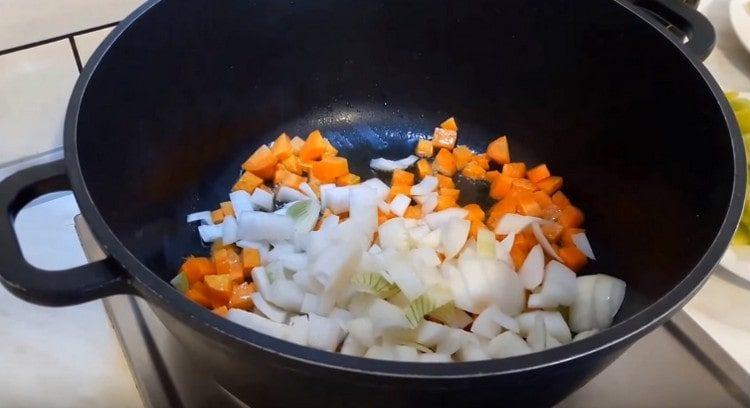 Faites frire les oignons et les carottes en premier.