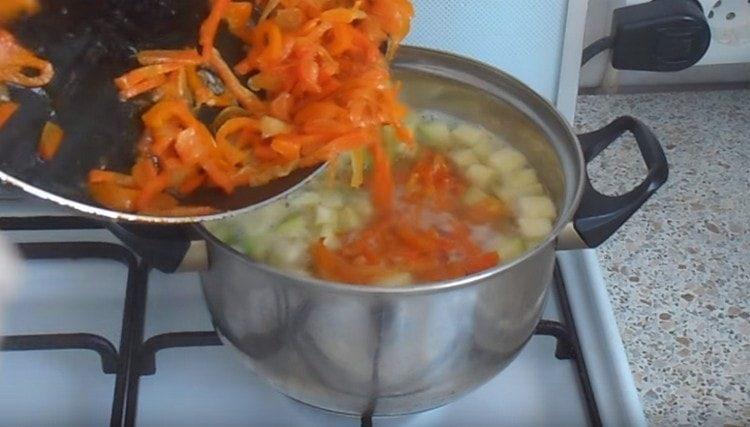 Agrega la fritura a la sopa.