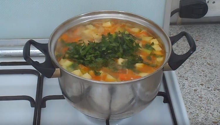 Dans la soupe presque prête de courgettes et de pommes de terre, vous pouvez ajouter des verts.