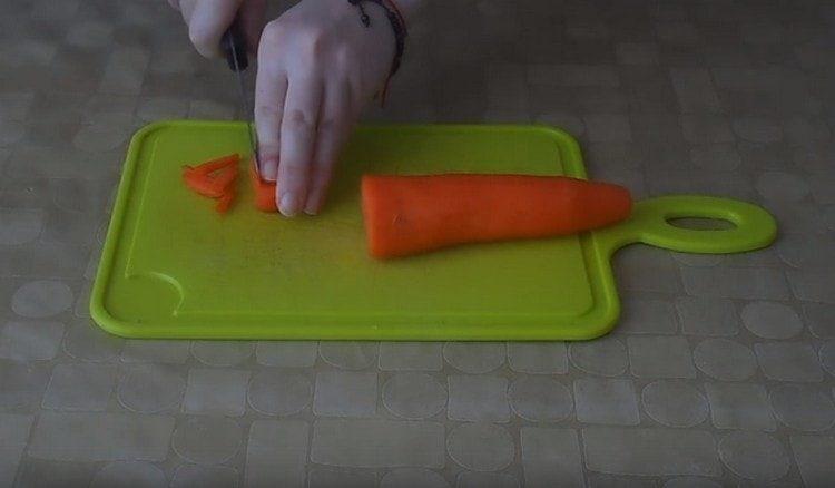 Couper les carottes en lanières.