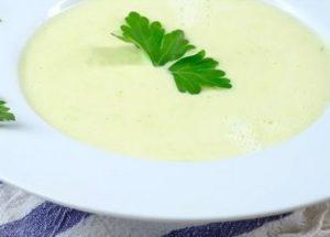 Preparamos una sopa ligera de coliflor según una receta paso a paso con una foto.