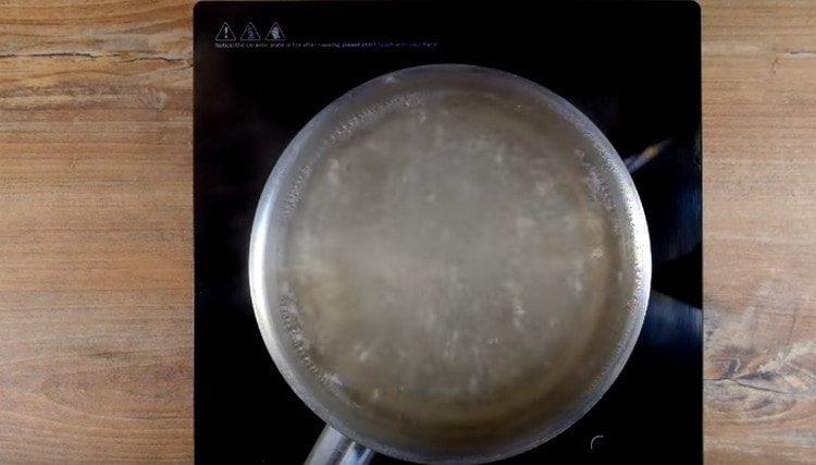 Breng het water aan de kook in een pan.