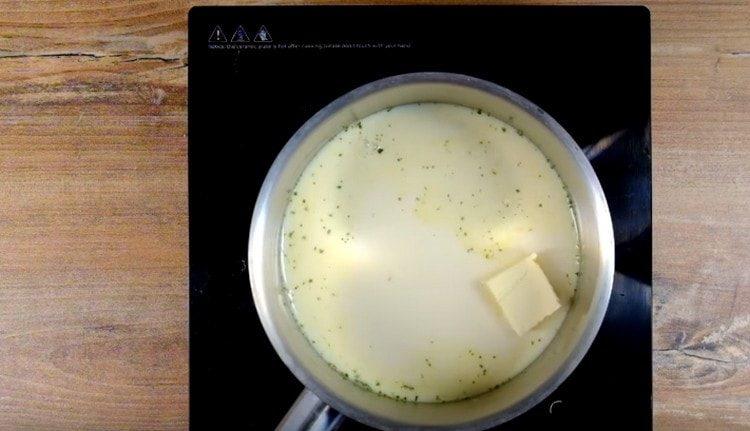 Giet de bouillon, melk in een aparte pan, voeg een stuk boter toe.