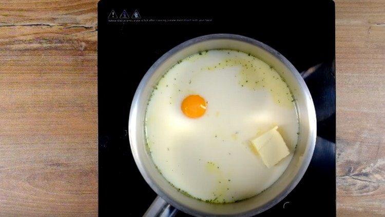 Agregue la yema de huevo también.