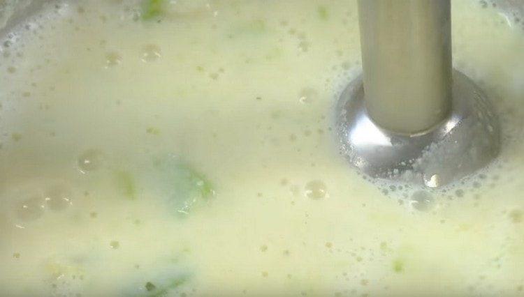 Broyer la soupe finie avec un mélangeur à main.