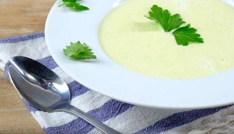 When serving, cauliflower soup puree can be garnished with chopped greens.