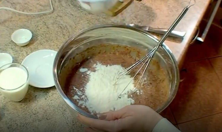Ajouter la farine à la masse du foie.