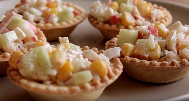 Delicate tartlets with crab sticks are ready.