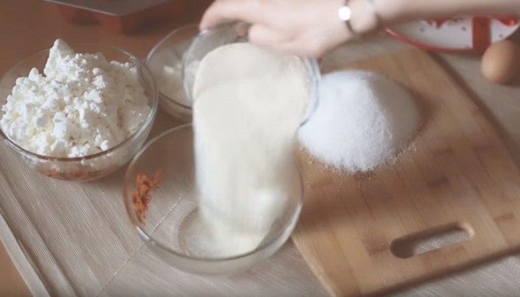 Pour semolina into a bowl.