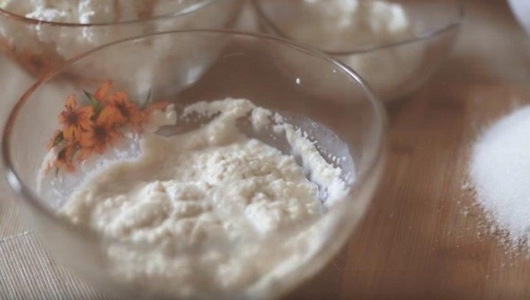 Pour the semolina with milk, mix and leave to swell.