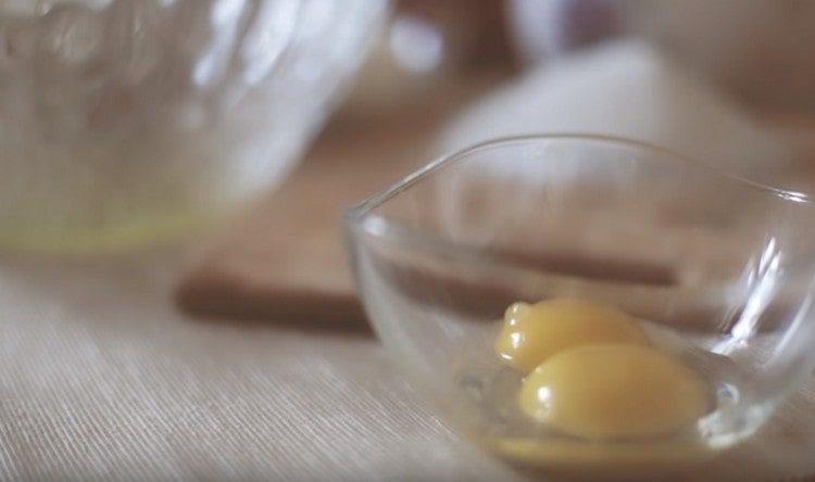 We divide eggs into proteins and yolks.