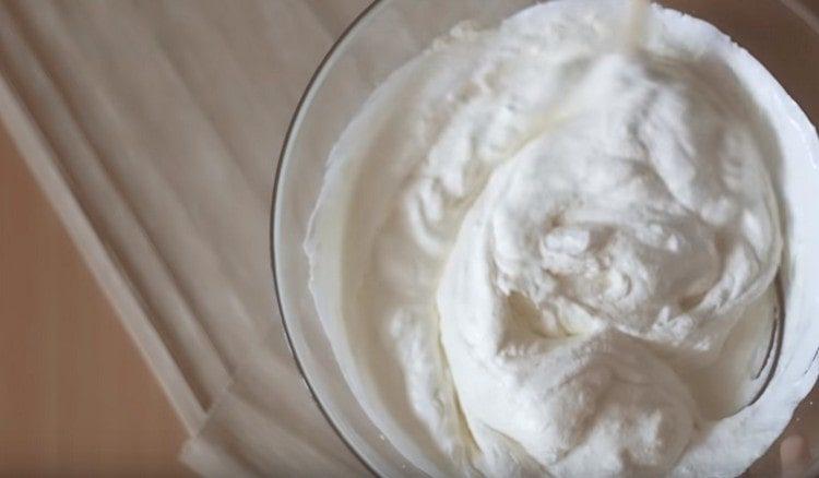 We introduce whipped proteins into the curd mass.