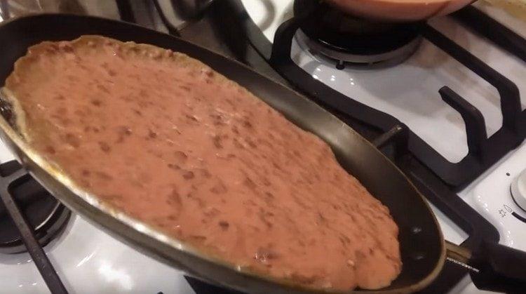 Pour the liver dough into a preheated pan with vegetable oil.