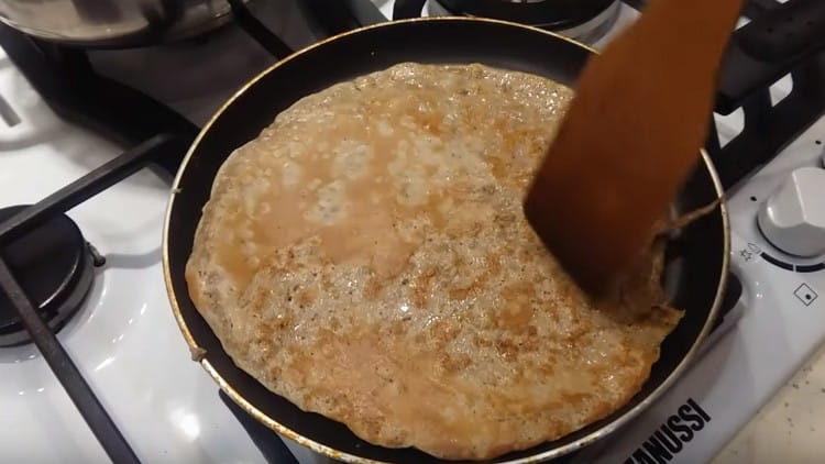 Faire frire les pancakes du foie des deux côtés.