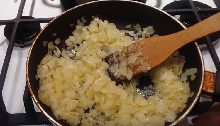 Freír la cebolla hasta que esté dorada.
