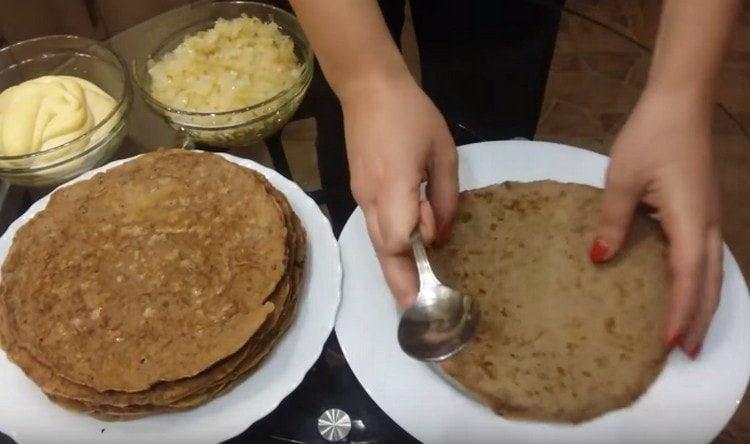 Za sastavljanje torte na jelo stavite jednu palačinku.