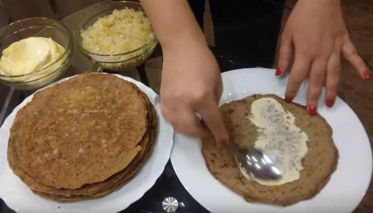 grease the pancake with mayonnaise.