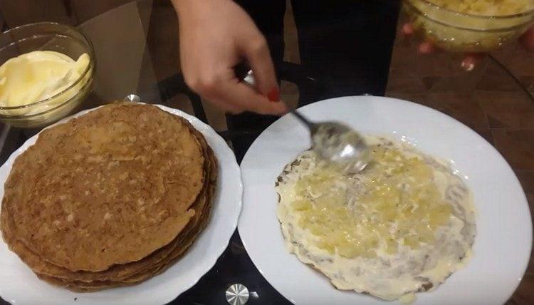 Spread a little onion on top of the mayonnaise.