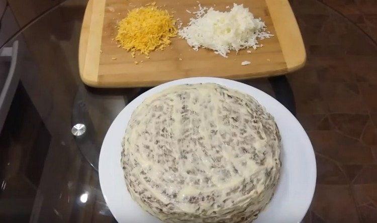 Coat the cake with mayonnaise on the sides and top.