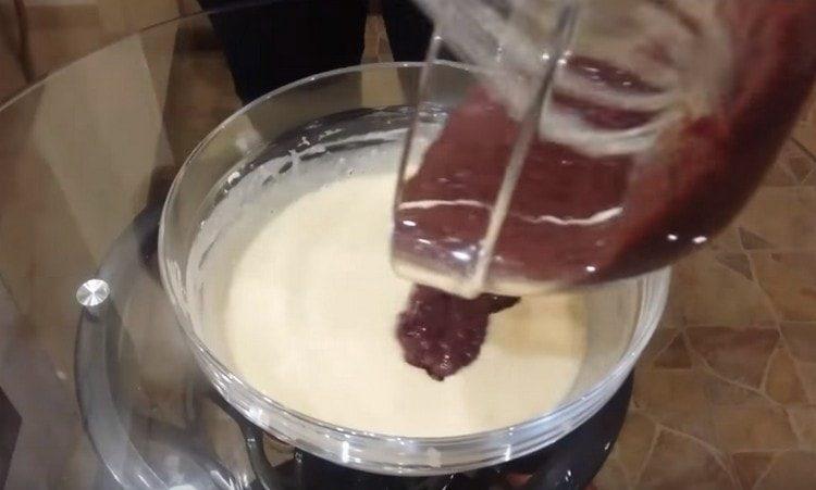 Ajouter le foie broyé à la pâte.