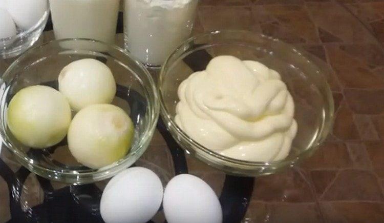 Faire bouillir deux œufs pour décorer le plat.