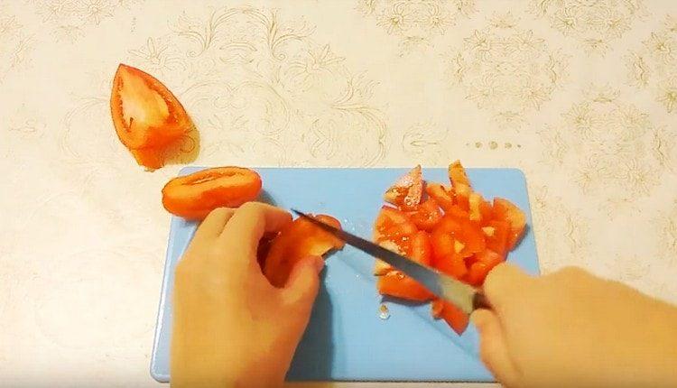 También cortamos el tomate en un cubo.