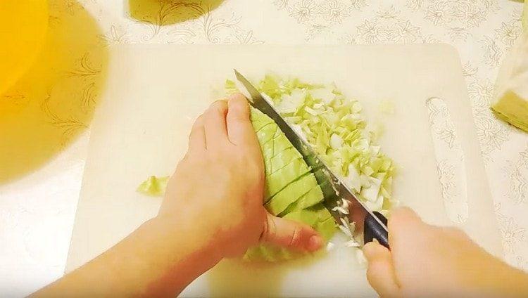 Shred the cabbage with a small dice.
