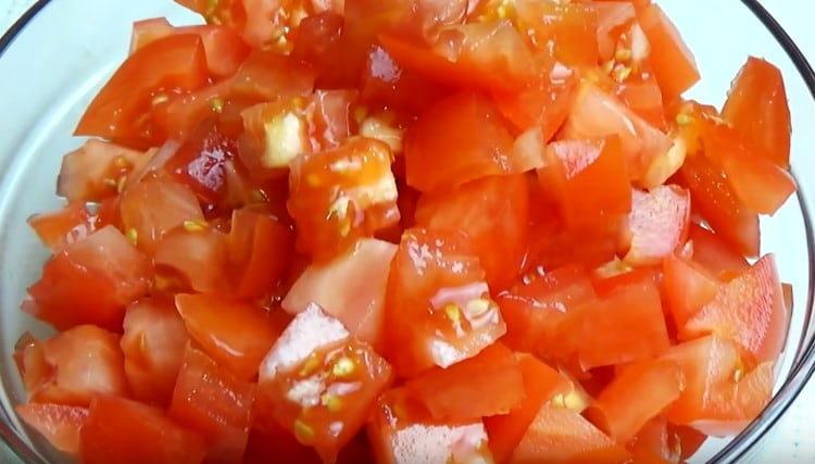 Cortar los tomates en dados.