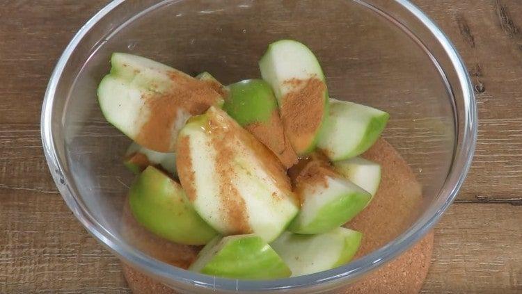 Mezclar manzanas con canela y miel.