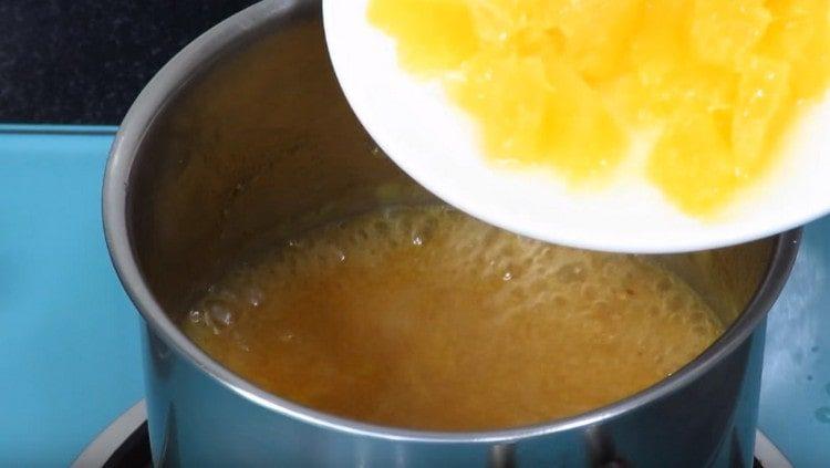 In the thickened sauce add slices of orange, mix.