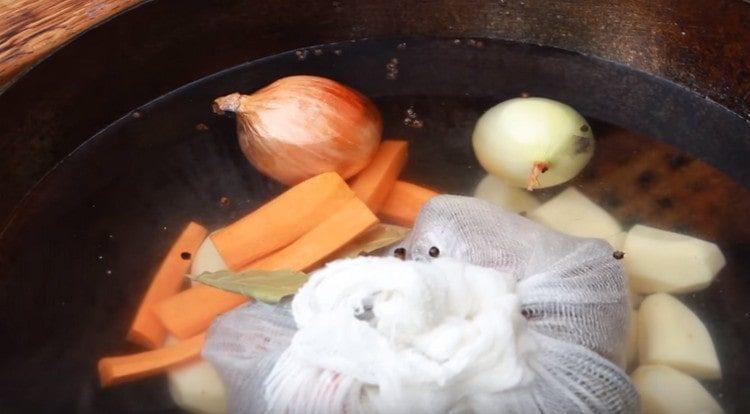 Ajoutez les carottes hachées.