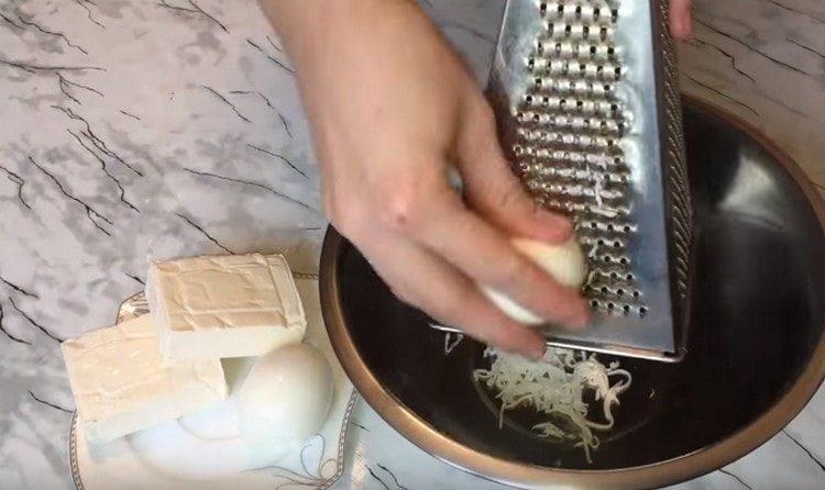 On a fine grater we rub hard-boiled eggs.