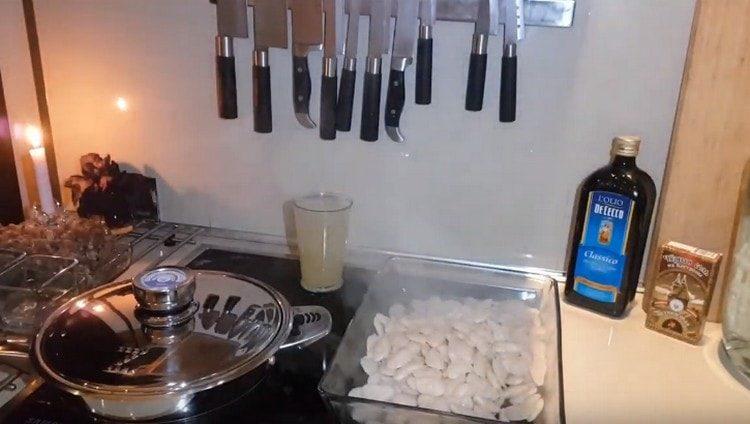 Drain the water from the beans and put it in a baking dish.