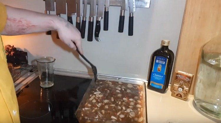 Vierta los frijoles con salsa de verduras de la sartén.