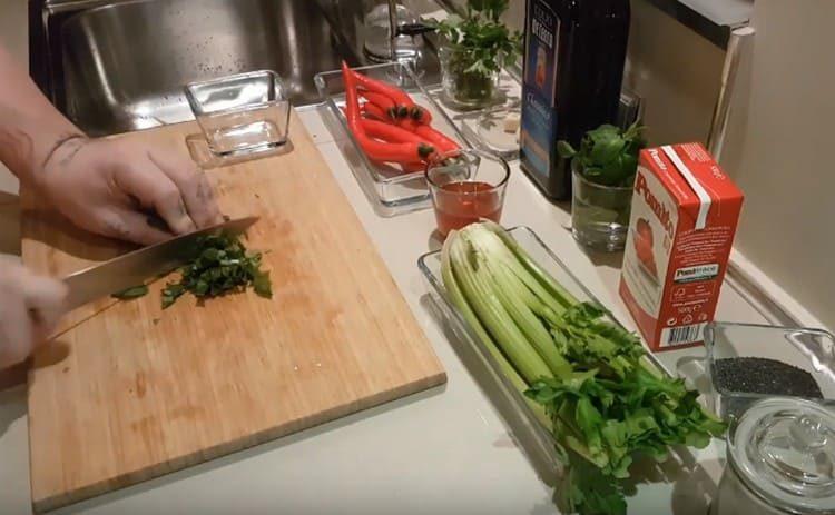 Finely chop the parsley and mint.