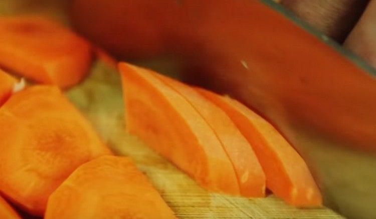 Picar las zanahorias.