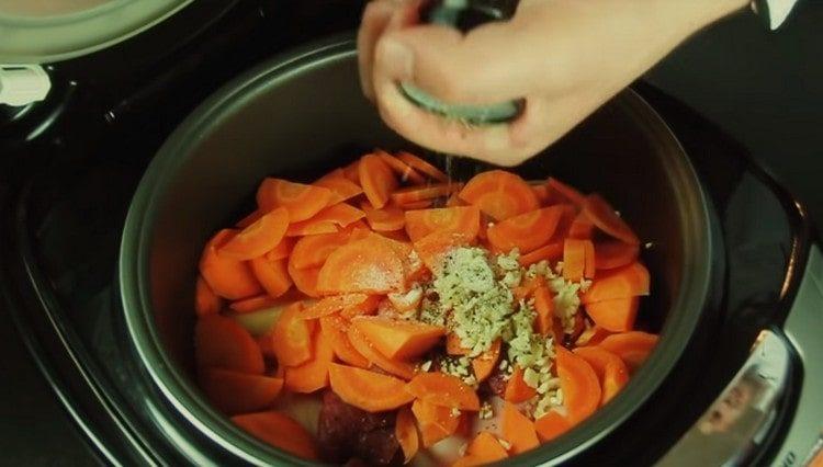 Nous mettons la viande et les légumes dans le bol multicuiseur, salons, poivrons.