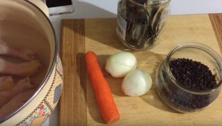Pelar las cebollas y las zanahorias.