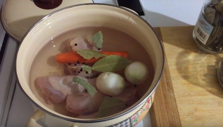 We spread chicken legs, vegetables, peppers, bay leaves in a pan.
