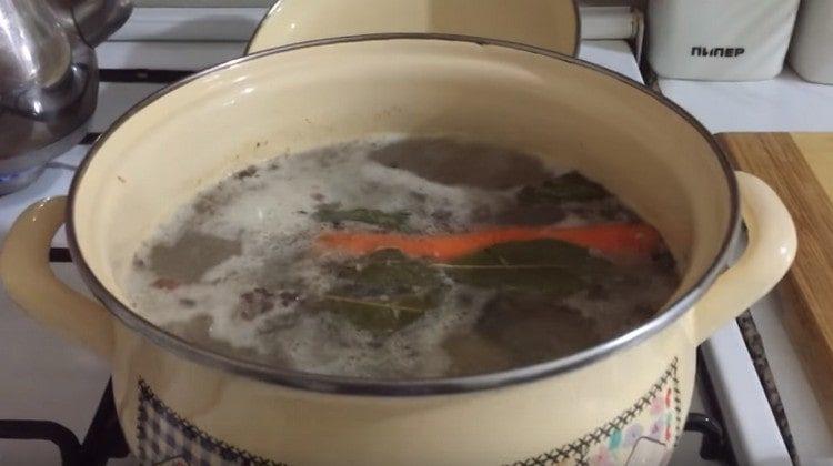 Bring the broth to a boil, remove the foam.