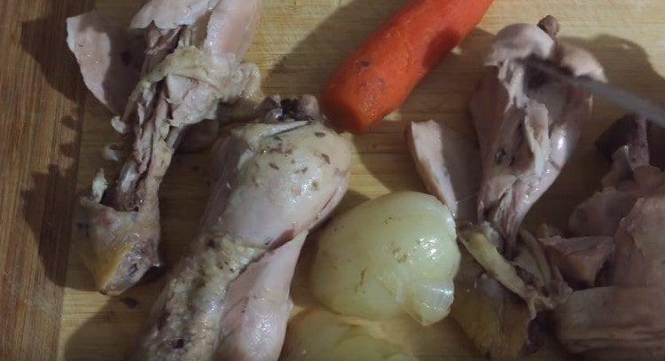 les légumes cuits et le poulet proviennent du bouillon.