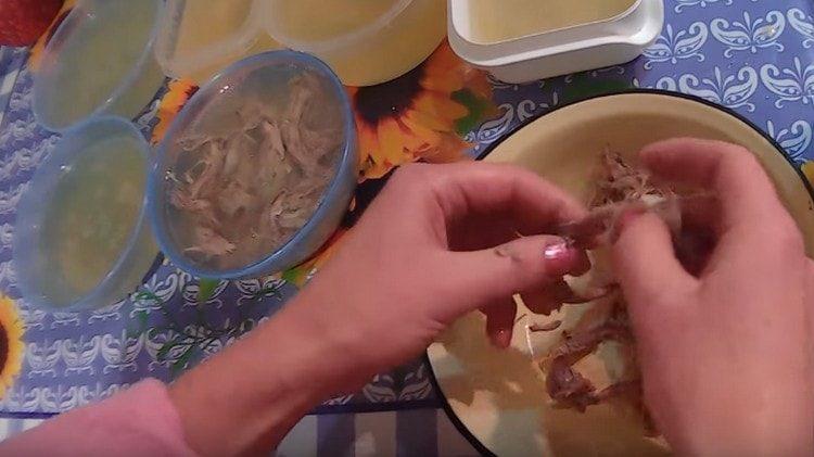 Desmontamos la carne en pedazos y la ponemos en la futura gelatina.