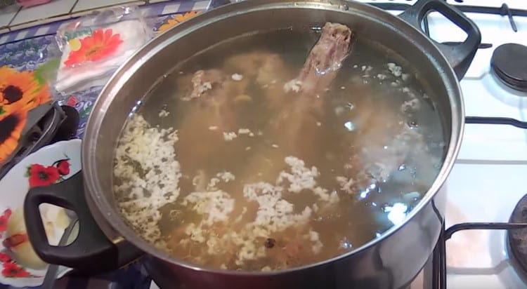 Donnez un peu de bouillon au bouillon.