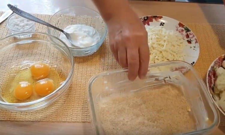 Lubricate the baking dish with butter and sprinkle with breadcrumbs.