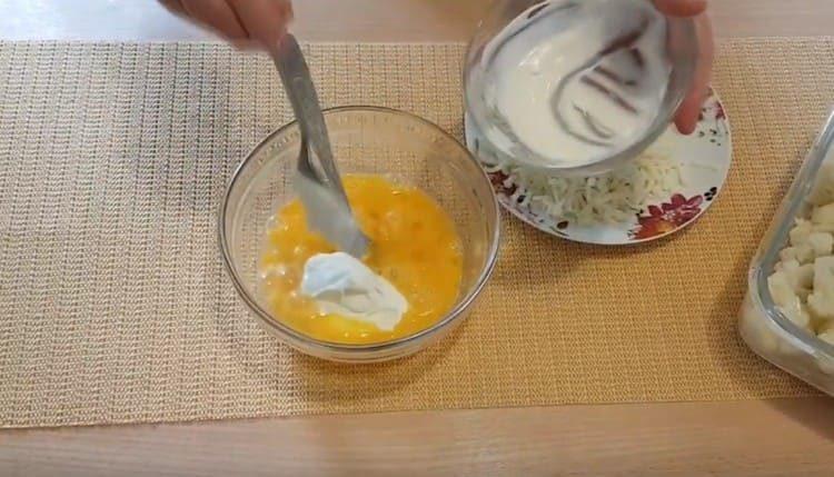 Agregue crema agria a la masa de huevo.
