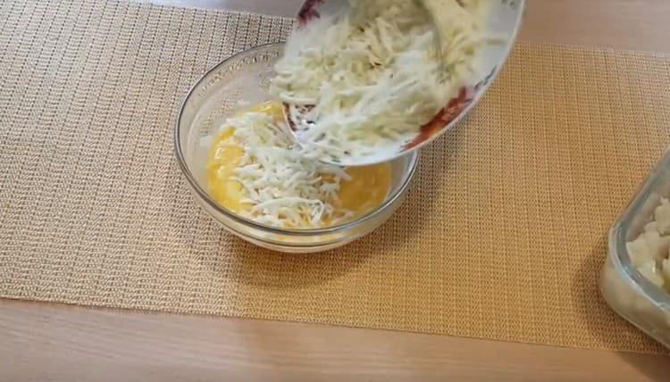 Ajouter le fromage, mélanger le remplissage.