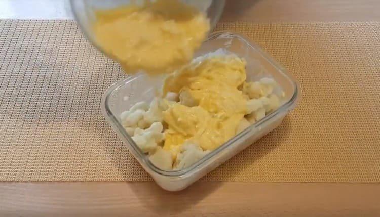 Pour cauliflower into the resulting sauce and put in the oven.