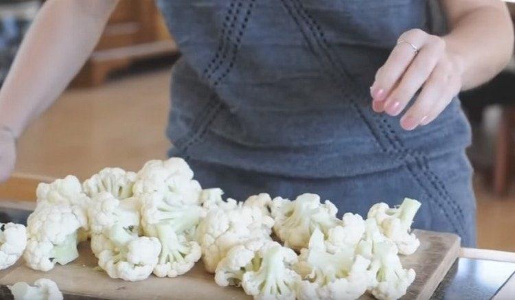 We sort the cauliflower into inflorescences.